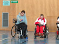 Sigi vom Team "Boccia 
						Wien" zielt.